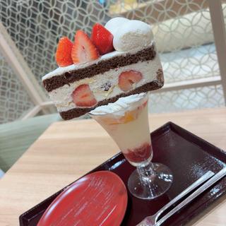 ショートケーキニューヨークカットパフェ(みたらし小餅茶屋)