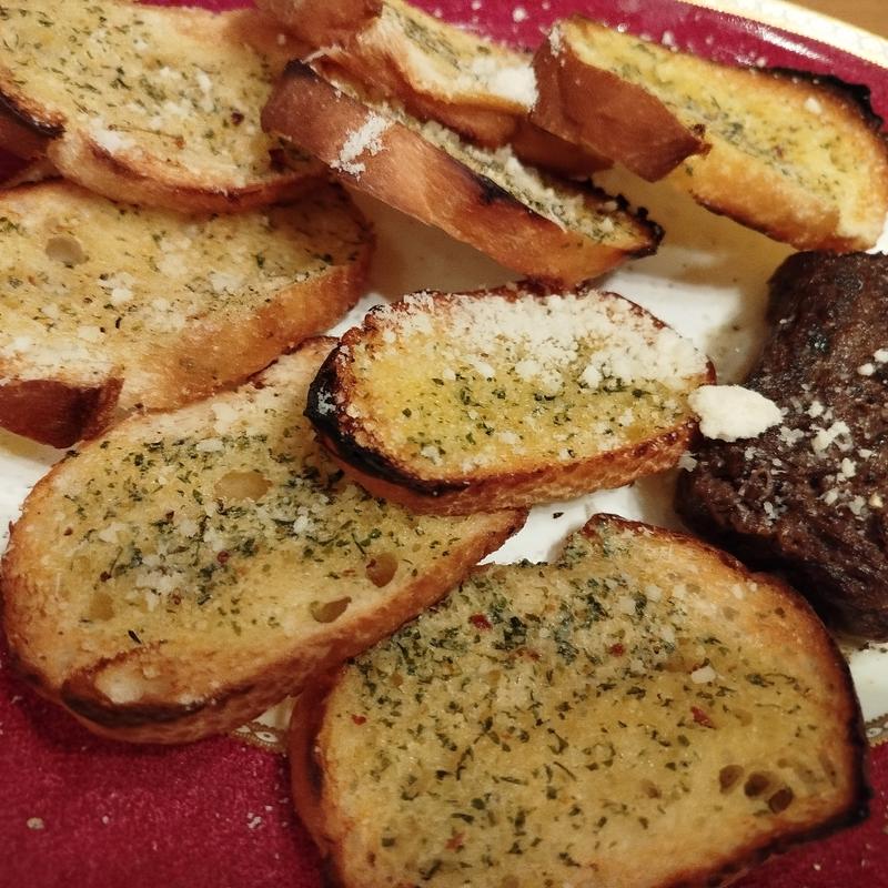 ガーリックトーストと炙りコンビーフ(クラフトパスタトリノ)