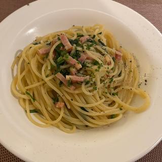 春菊とベーコンのぺぺロンチーノ(La Coccinella （ラコッチネッラ）)
