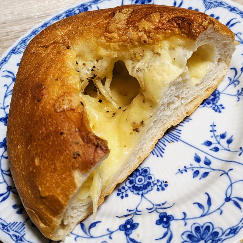 デンマークチーズのパン（サムソー）1／2(リトルマーメイド 武蔵小杉駅前店)