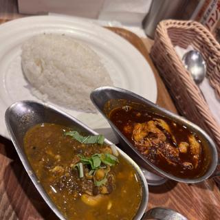 Bデリーカシミールカレーと東京スリランカチキンカレーの2店盛り(東京カレー屋名店会 有楽町イトシア店)