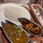 Bデリーカシミールカレーと東京スリランカチキンカレーの2店盛り(東京カレー屋名店会 有楽町イトシア店)
