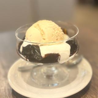 焦がしバターキャラメルアイスと自家製珈琲ゼリー