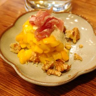 マンゴーと生ハムのクリームチーズ和え(釣宿酒場マヅメ 野毛本店)