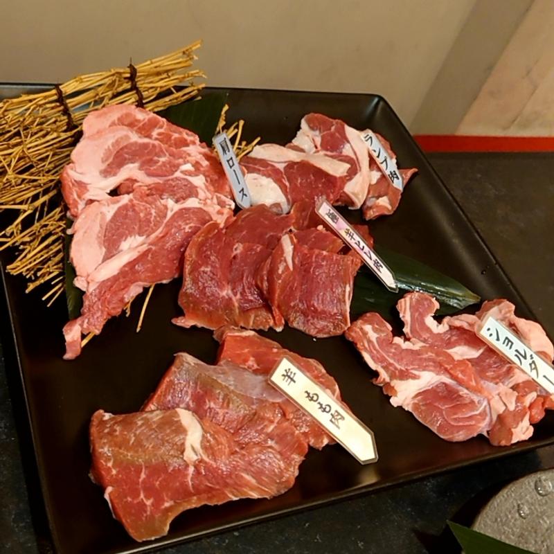 ラム肉盛り合わせ(生ラム焼肉 羊ロック)