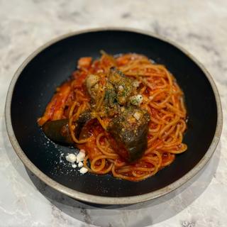 牡蠣ベーコン茄子チーズのトマトパスタ(エイス シー オイスターテラス TOKYO TORCH店)