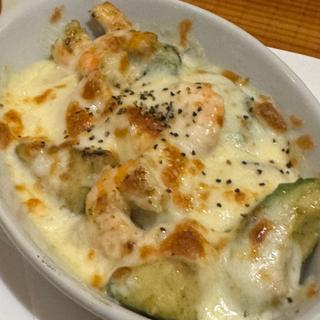 エビとアボカドのチーズ焼き