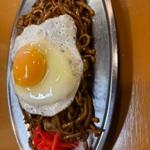 鉄板焼きそば 目玉焼き