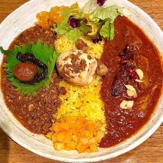 納豆鶏なんこつキーマfeat.梅干しと紫蘇 9周年記念 アサリと豚バラの極辛カレー(SPICY CURRY 魯珈 （スパイシーカレー ろか）)