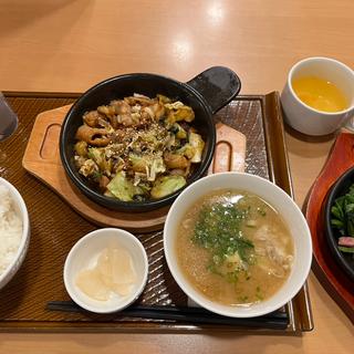 牛もつ焼き定食大盛 豚汁 ほうれん草ベーコン ドリンクバー