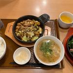 牛もつ焼き定食大盛　豚汁　ほうれん草ベーコン　ドリンクバー