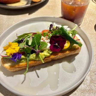 ゆずとアボカドのトースト(TEN CUPS)