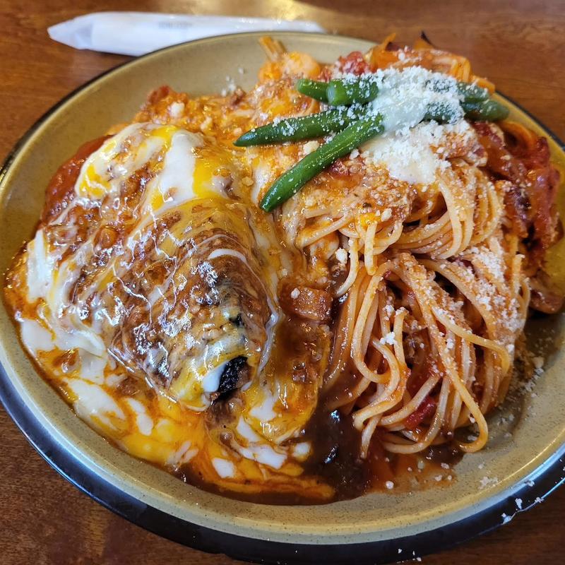 ハンバーグチーズ添えナポリタン(レストラン ろかーれ)