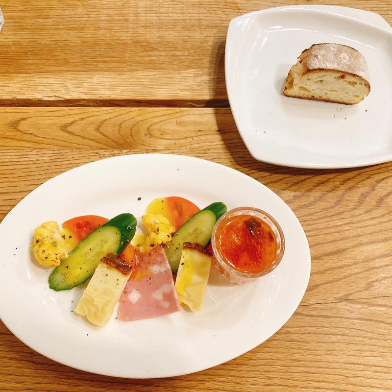 前菜サラダ、自家製パン(シレーナ （Sirena）)