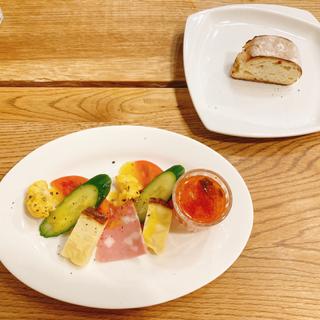 前菜サラダ、自家製パン