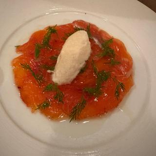 「富士の介」の自家製スモーク(古民家ビストロ 燕食堂 市ヶ谷)