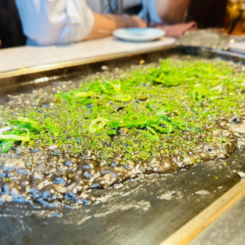 いか墨もんじゃ　にんにくトッピング(月島もんじゃ くうや 難波)