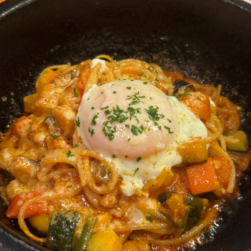 彩り野菜と半熟卵の石焼きパスタ(トラットリア ヴィーノ)