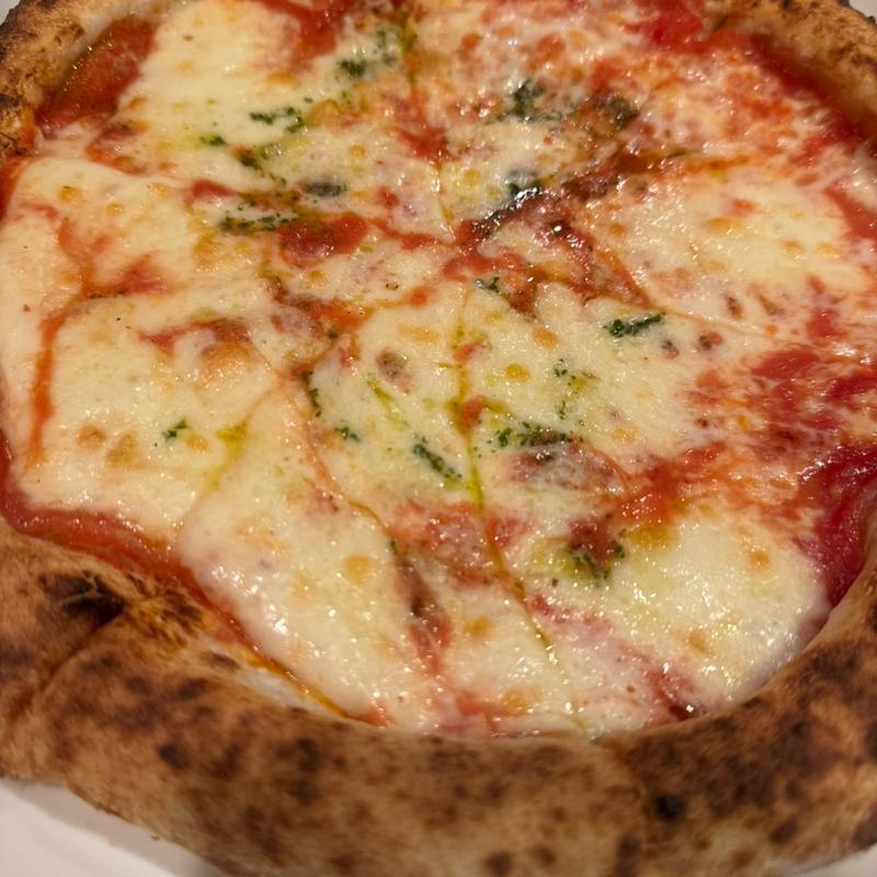 生モッツァレラチースのマルゲリータ(トラットリア ヴィーノ)