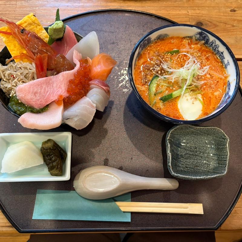 ハーフ海鮮丼&ハーフ担々麺セット(海鮮　たくみ )