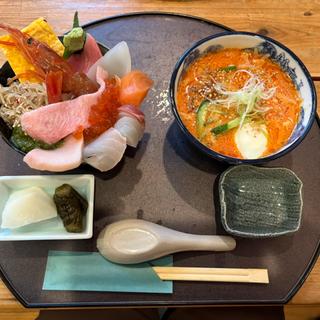 ハーフ海鮮丼&ハーフ担々麺セット(海鮮　たくみ )