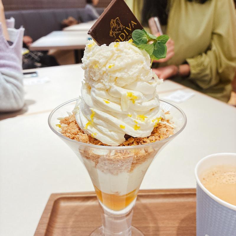 モンシュール　白いフロマージュとチョコレートのパフェ(GODIVA café DIAMOR OSAKA)