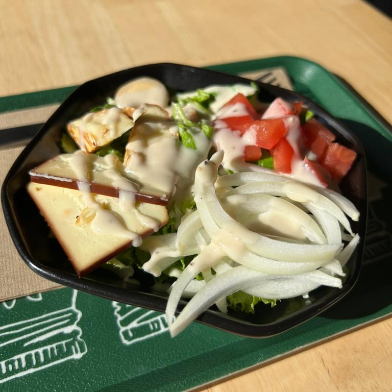 今週の燻製を使ったサラダ(燻製工房 一服屋/Burger&Gelato Luana)