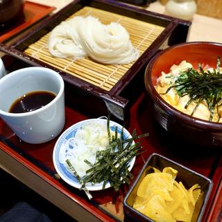 ミニ秋田比内地鶏を使った親子丼と稲庭せいろ御膳(万治堂)