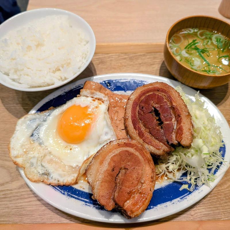 チャーシューエッグ定食(肉めし岡もと 新橋店)