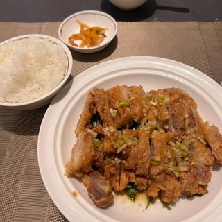 揚げ鶏の特製ソース(中国飯店 倶楽湾)