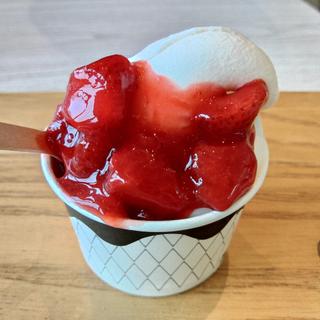 白蛇いちごサンデー