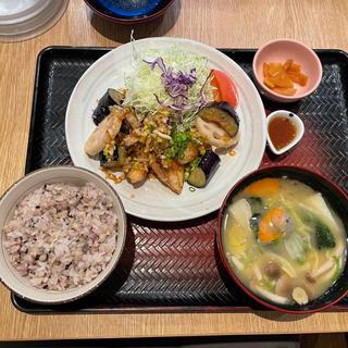 さばの竜田揚げもろみ醤油の香味ねぎダレ、たっぷり野菜の麦みそ汁