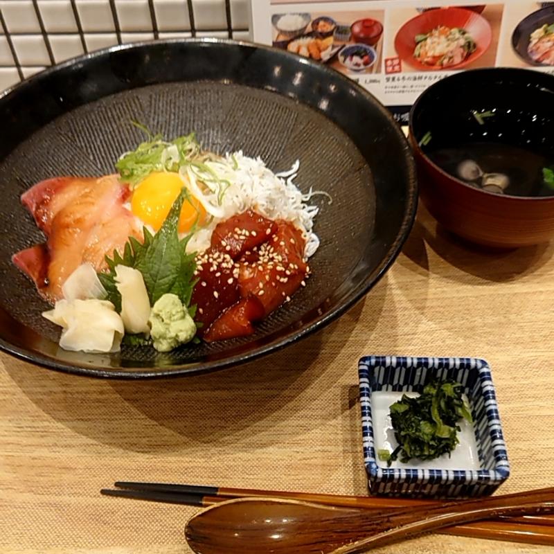 ぶりと漬けブツマグロの月見丼(魚盛 コレド室町テラス店)