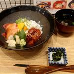 ぶりと漬けブツマグロの月見丼