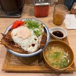 豚バラなんこつ丼(肉めし岡もと 新橋店)