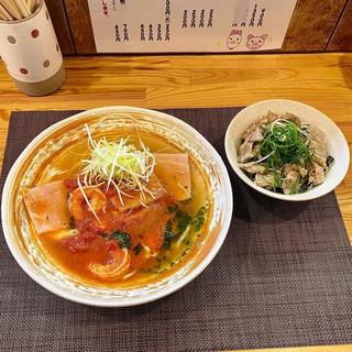 天使の海老とかぼちゃとトマトの塩味 鶏ハラミ丼