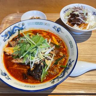 ピリ辛牛すじ麻辣麺とドラゴン小飯(肉中華ＢＡＫＵ 吉川店)