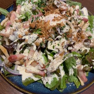 ベーコンときのこの温玉のせシーザーサラダ(ごはんとお酒 eight you)