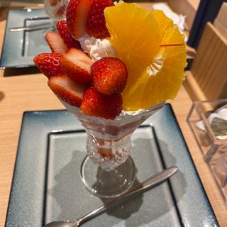 紅まどんなとこだわり苺のパフェ(果実屋珈琲 調布深大寺店)