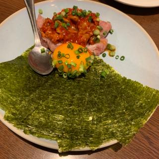 卵黄のせネギトロとチャンジャ 焼き海苔付き