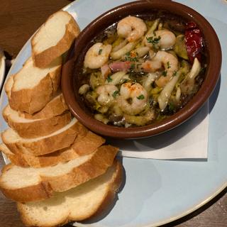 海老ときのこの具沢山アヒージョ(バゲット付き(ごはんとお酒 eight you)