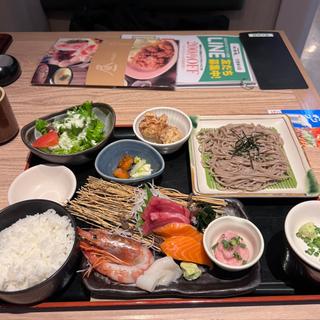 刺身盛り合わせと蕎麦御膳(北の味紀行と地酒 北海道 大宮店)