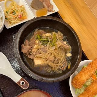 日替わり　牛肉と豆腐のすき焼き風とエビフライ