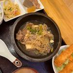 日替わり　牛肉と豆腐のすき焼き風とエビフライ(絆 旬の肴と和み酒場)