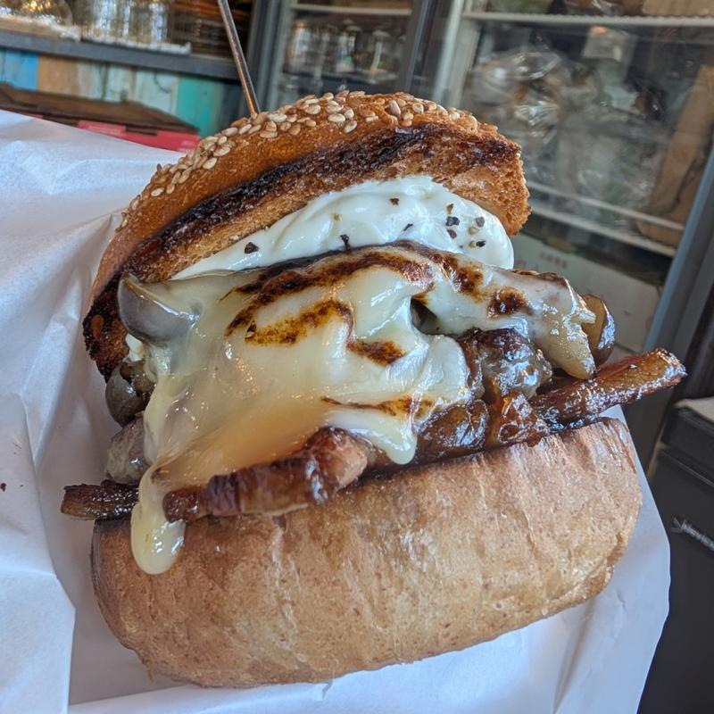 THE LOGGER'S BURGER(DAKOTA ・RUSTIC TABLE・)