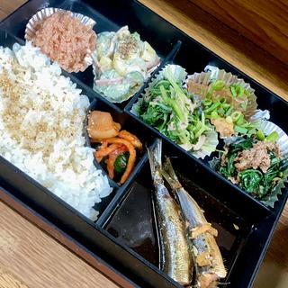 おまかせ定食(よあけ食堂)