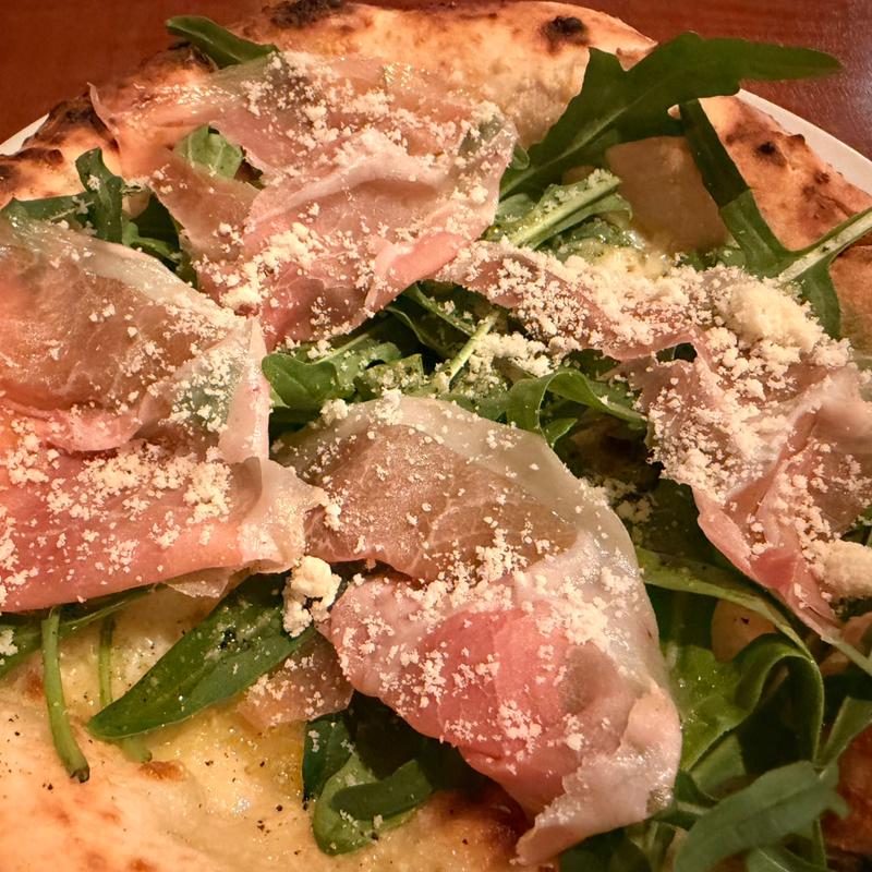 ルッコラと生ハムのビアンカ(イタリア料理とワイン quarto (クアルト))