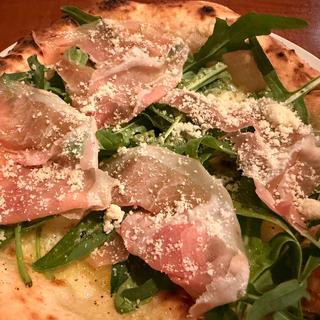 ルッコラと生ハムのビアンカ(イタリア料理とワイン quarto (クアルト))