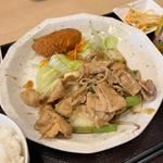 日替わり 豚肉と野菜のカレー風味炒めと牛肉コロッケ