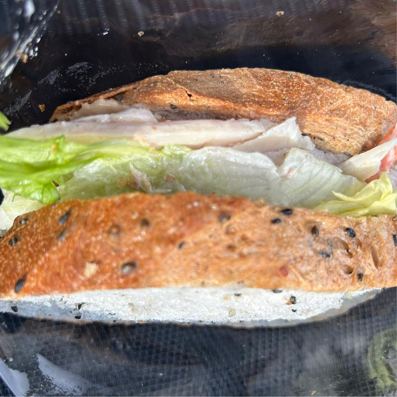 バケットサンド 蒸し鶏と金ごまごぼう(志津屋 京阪くずは店)